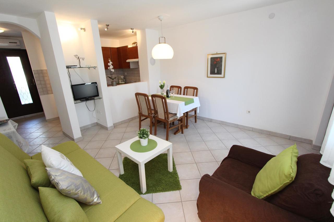 Apartment Irena พูลา ภายนอก รูปภาพ